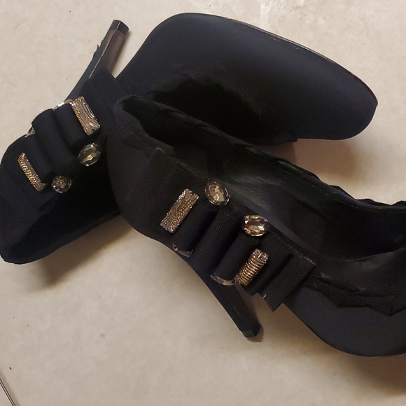 Tory Burch black satin pump with studded embellishments. Size 8 - Picture 2 of 10